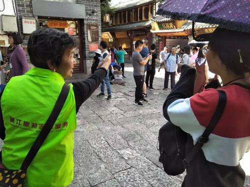 丽江古城志愿者 贴心服务让游客宾至如归